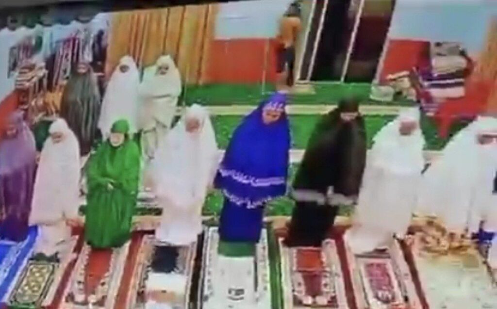 Sedar Kena Rakam, Lelaki Cover Muka Dengan Baju Sebelum Curi Beg Jemaah Wanita Di Sabah
