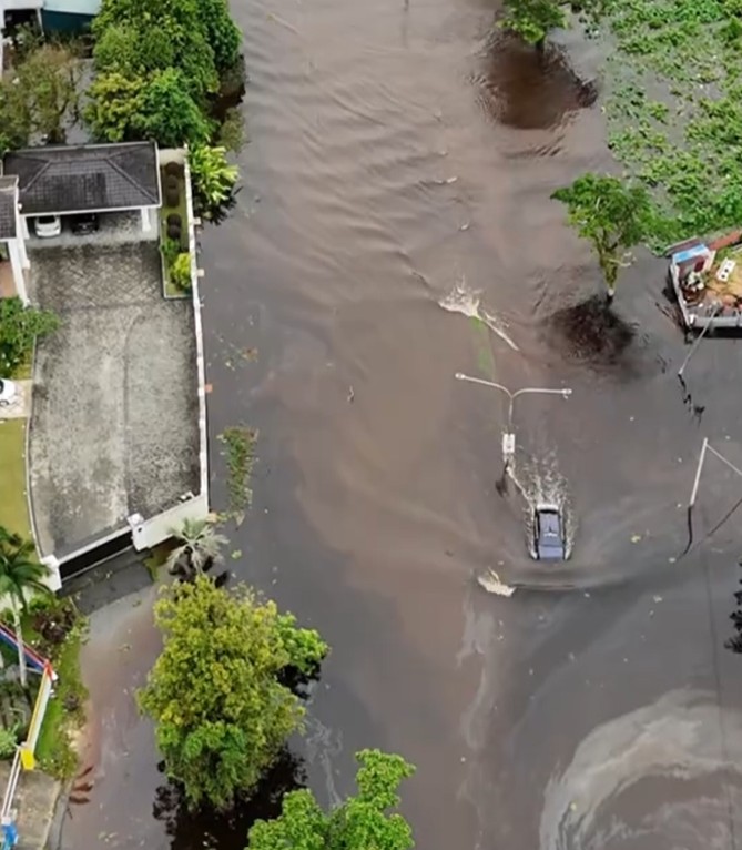 Banjir Di Sibu, Kenderaan Ini Selamba Redah Jalan Ditengelami Air