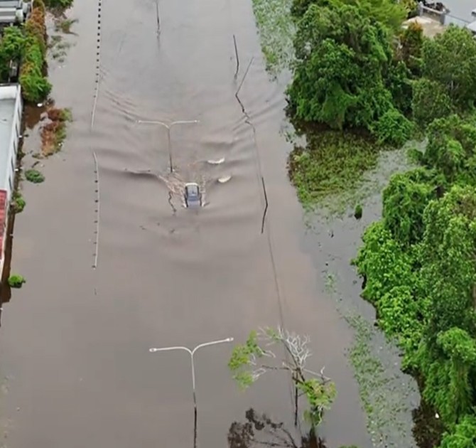 Banjir Di Sibu, Kenderaan Ini Selamba Redah Jalan Ditengelami Air