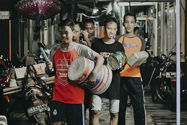 Bagarakan Sahur, Tradisi Membangunkan Sahur Ala Banjar di Kalimantan Selatan