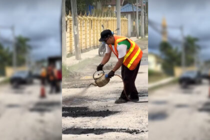Tular Tuang Tar Ke Jalan Lubang Guna Cerek, Kerja Selenggara Jalan Di Papar Tarik Perhatian Ramai