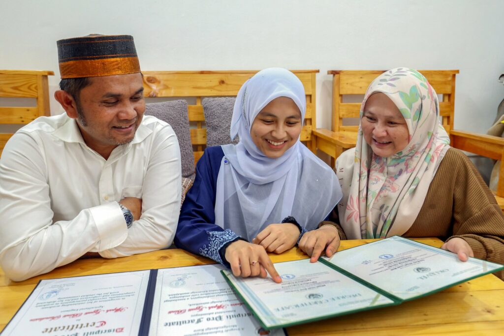 Graduan Sabah Pakai Baju Tradisional Bugis di Majlis Konvokesyen Hungary, Raih Perhatian Ramai