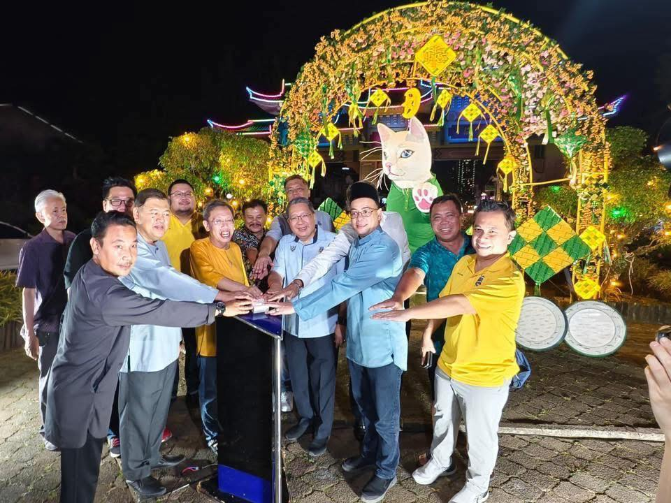 Patung Ikonik Kucing Padungan Segak Berbaju Melayu Hijau, Lambang Perpaduan Raya Sarawak