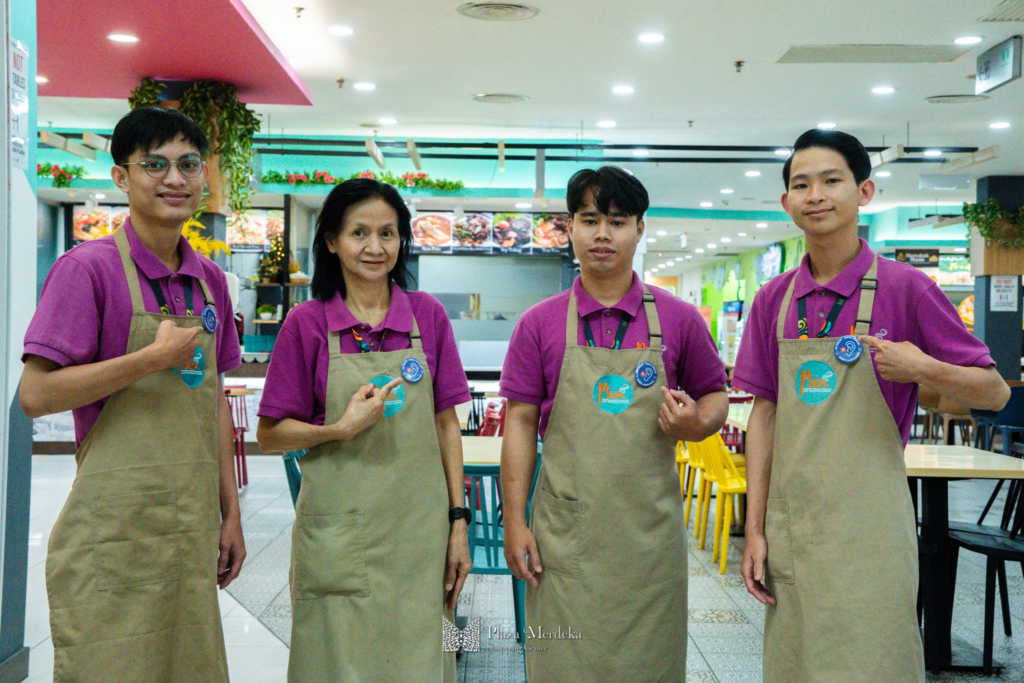 Langkah Plaza Merdeka Kuching Ambil OKU Bekerja Dipuji Ramai