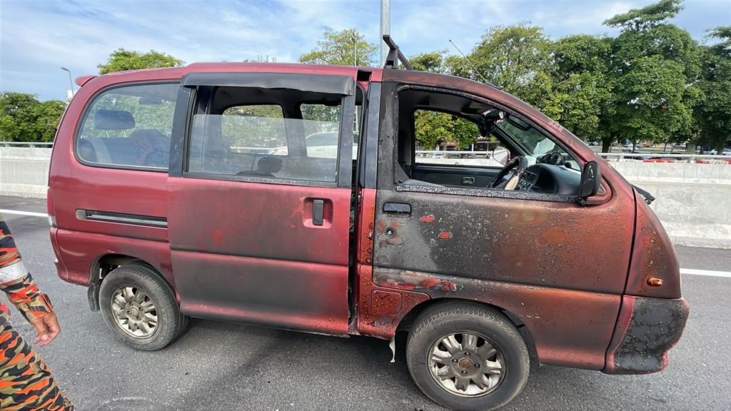 Lelaki Alami Kecederaan Pada Muka, Van Dinaiki Tiba-Tiba Terbakar Di Bintulu