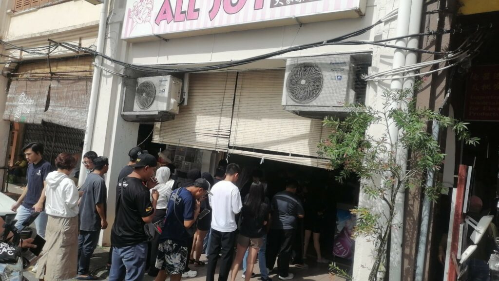 Orang Ramai Sanggup Beratur Panjang Di All Joy Bakery Sebelum Melabuhkan Tirai 30 April Ini