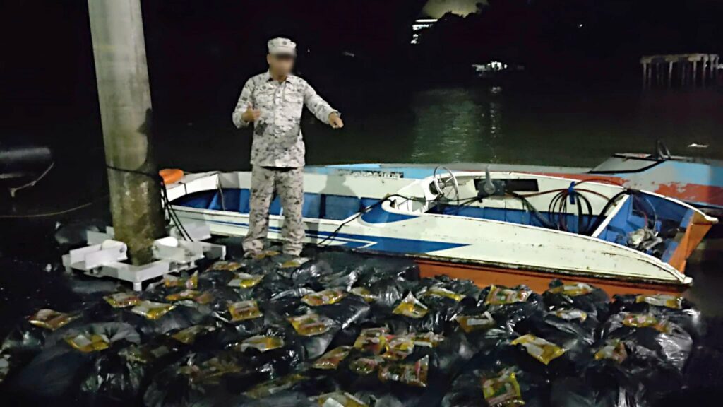 1853 Kilo Minyak Masak Subsidi Berjaya 'Diselamatkan' di Perairan Sandakan dan Lahad Datu