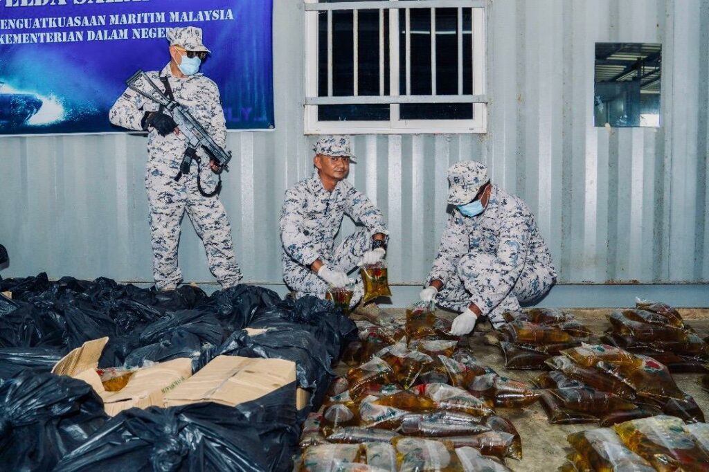 1853 Kilo Minyak Masak Subsidi Berjaya 'Diselamatkan' di Perairan Sandakan dan Lahad Datu