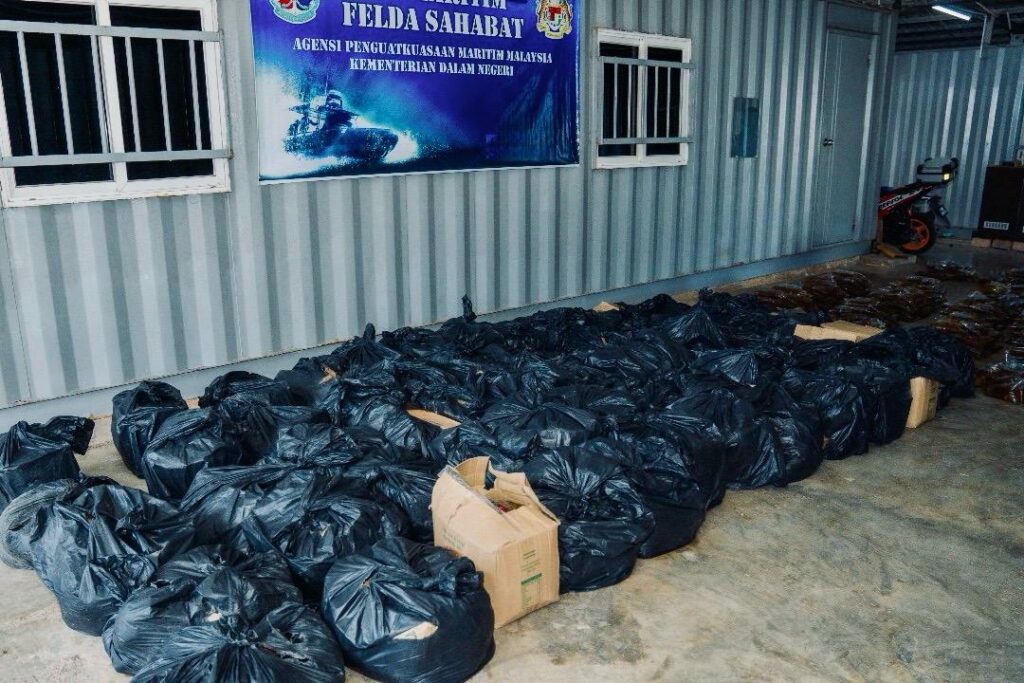 1853 Kilo Minyak Masak Subsidi Berjaya 'Diselamatkan' di Perairan Sandakan dan Lahad Datu