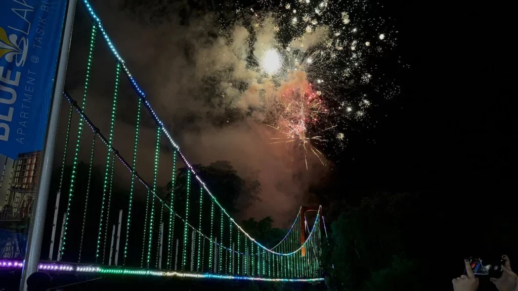 Jambatan Gantung Bicentennial Tasik Biru Kini Berwajah Baharu