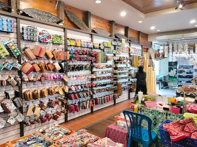 Ini Senarai Kedai Cenderamata Wajib Kunjungi Di Kuching Untuk Pelancong