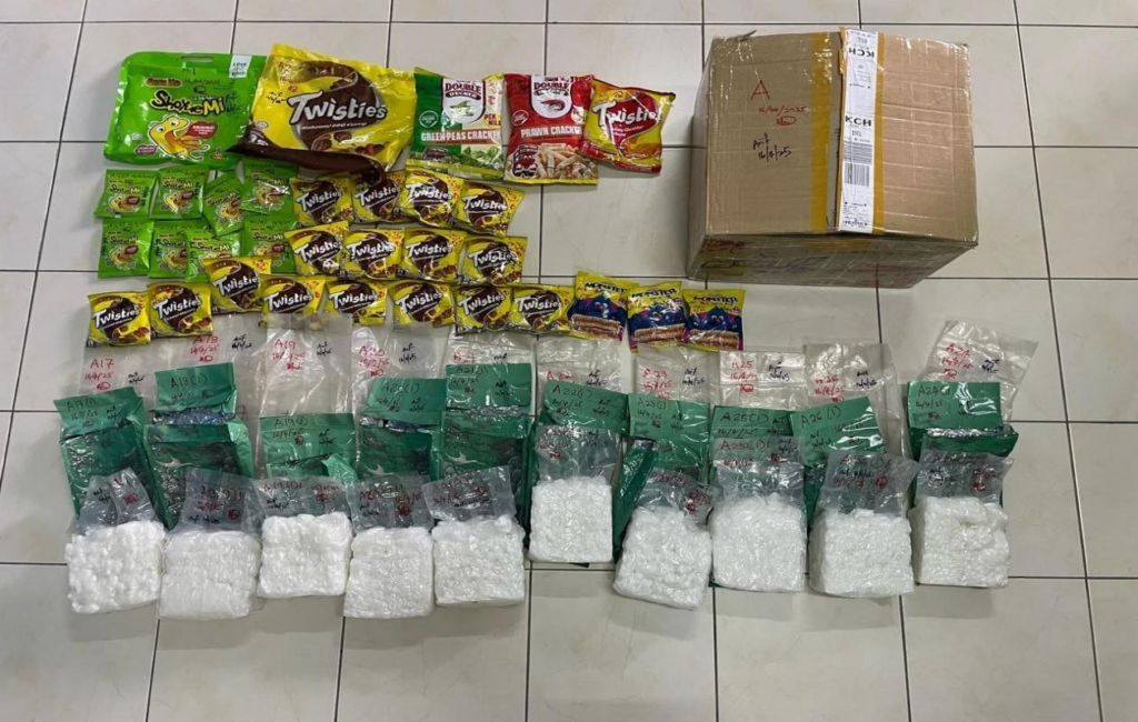 Cuba Seludup Dadah Dalam Kotak Snek, Lelaki Ini Ditahan Di Lapangan Terbang Kuching