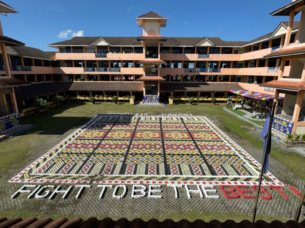 Guru Di Miri Ubah Laman Sekolah Jadi 'Tikar' Etnik Sarawak, Hasilnya Buat Satu Malaysia Terpegun