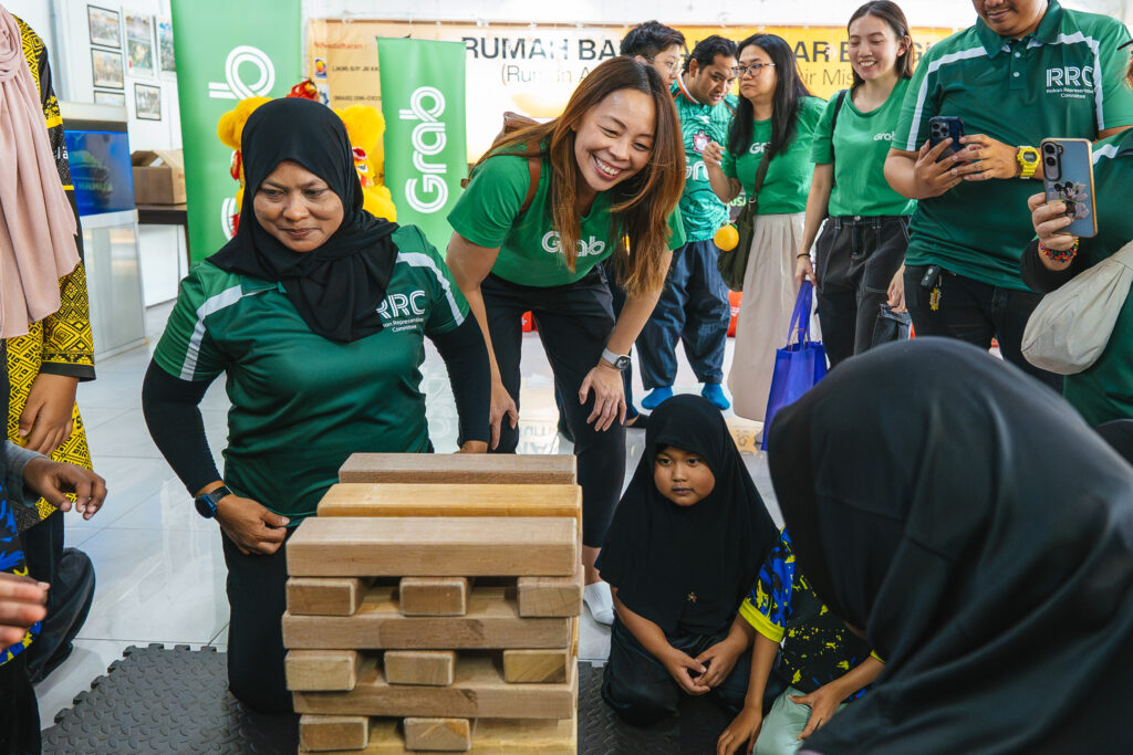 Grab Malaysia Hidupkan Tradisi Bai Nian, Santuni Hampir 200 Individu di Rumah Kebajikan Seluruh Negara
