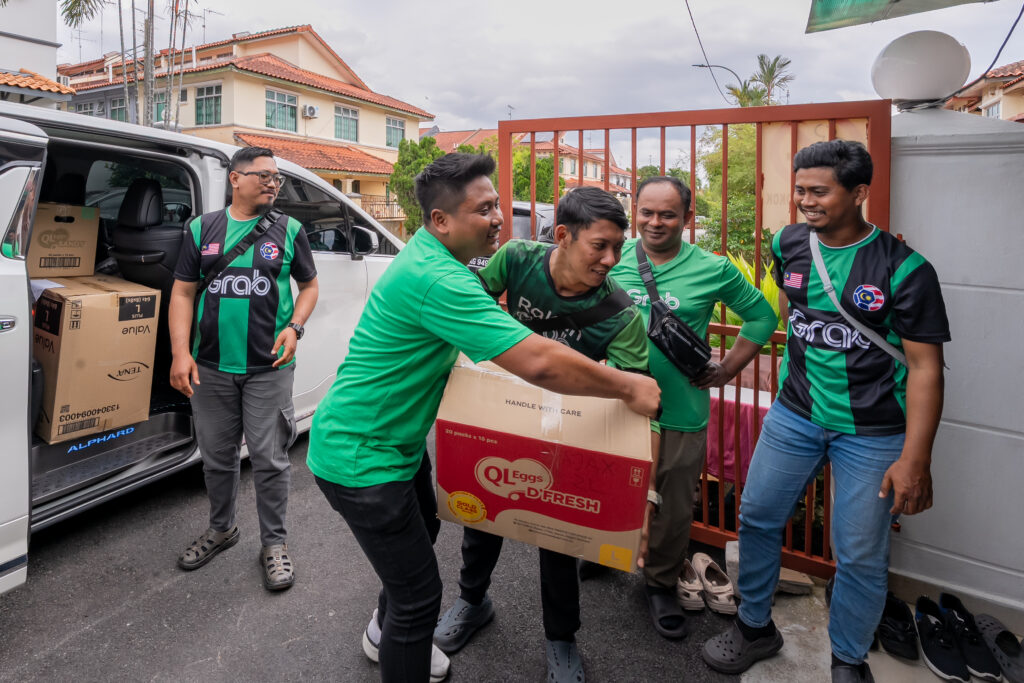 Grab Malaysia Hidupkan Tradisi Bai Nian, Santuni 5 Rumah Kebajikan Seluruh Negara